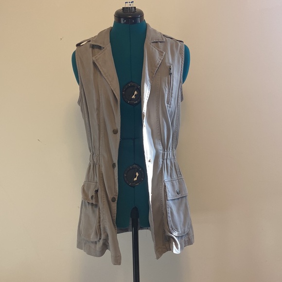 small taupe vest with zipper detail, two pockets and elastic waist band - Picture 9 of 10